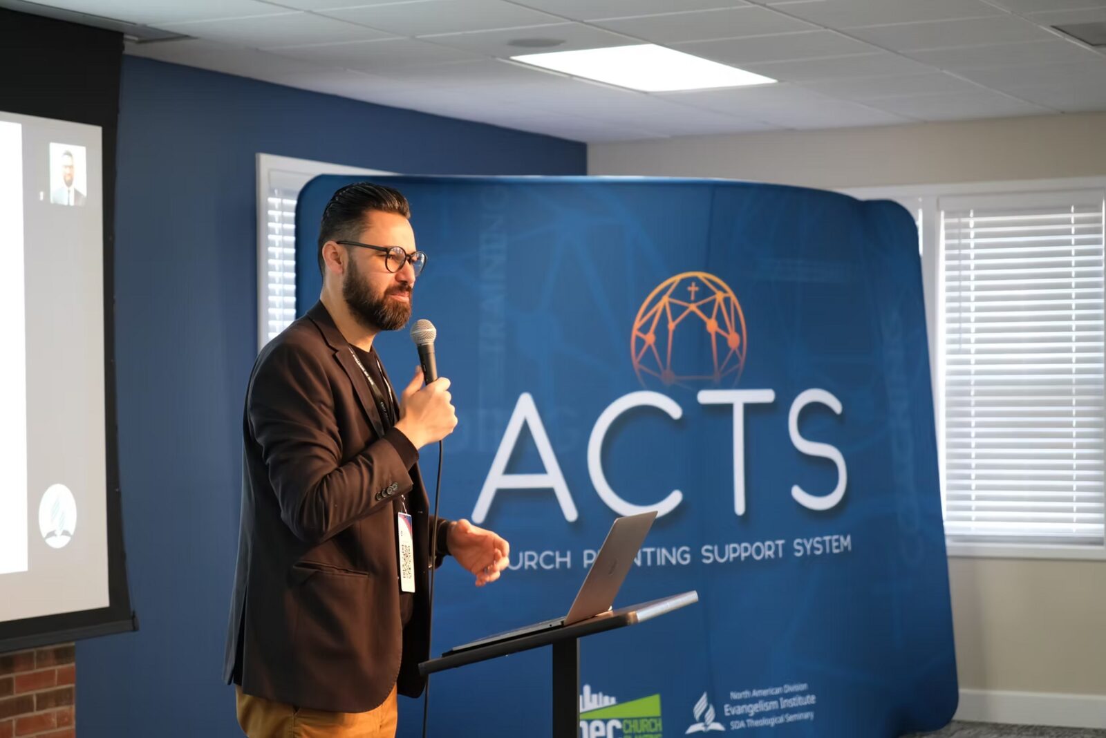 Sergio Quevedo speaking at an ACTS podium